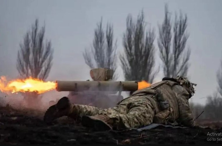 Quân đội Nga đang tấn công từ nhiều hướng và muốn chia cắt hơn 3.000 quân phòng ngự Ukraine, để tiến hành một trận tiêu diệt quy mô lớn. Cả quân Nga và Ukraine trên chiến trường tiến rất chậm, chiều sâu trận đánh rất nông, nên khó có thể cắt đứt đường rút lui của nhóm quân hạng nặng của đối phương.