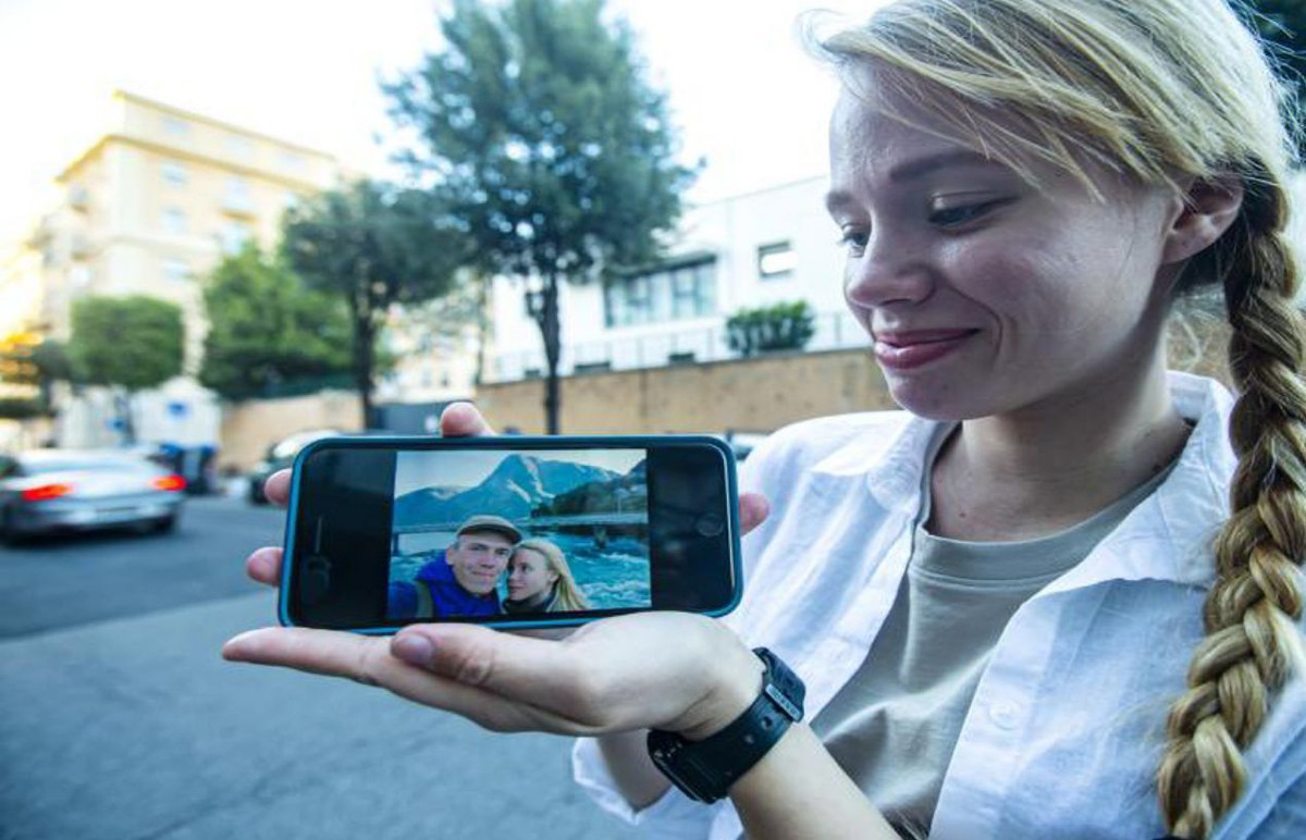 Một lần nói chuyện điện thoại của cô Katerina với chồng, Thiếu tá Denis Prokopenko, cô cho biết, anh chưa bao giờ cảm thấy thất vọng như như lúc này. Sau đó liên lạc của Katerina với chồng đột ngột bị cắt vào lúc 1 giờ sáng.