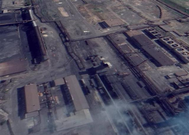 Theo vợ của một thành viên cấp cao của Tiểu đoàn Azov, chưa đầy một tuần đã xảy ra khủng hoảng về nguồn nước, nước bình thường không thể uống được và anh ta chỉ có thể sống sót bằng cách uống nước làm mát của Nhà máy. Có thể thấy rằng, nguồn nước lưu trữ trong Nhà máy thép không đủ, hoặc bị bom của quân Nga phá hủy. 