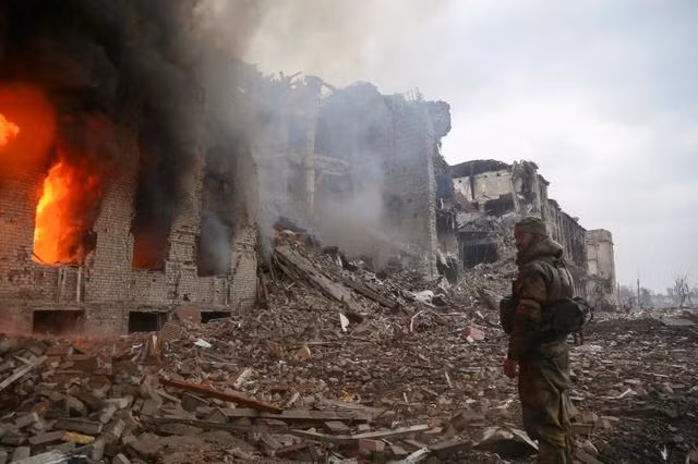 Cùng lúc đó, vợ của Prokopenko, chỉ huy Tiểu đoàn Azov và các thành viên trong gia đình của các chỉ huy Tiểu đoàn Azov khác, cũng sơ tán từ Ukraine đến Italy để tránh giao tranh.