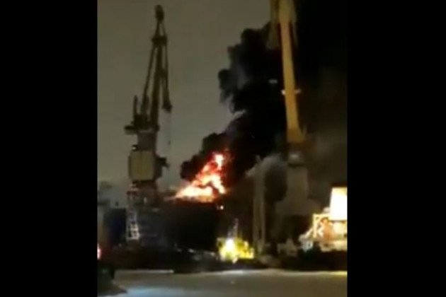 Điều rất đáng chú ý là ngọn lửa bắt đầu không phải ở các boong dưới, mà ở các boong trên, sau đó ngọn lửa bắt đầu lan rất nhanh ra khắp con tàu. Thậm chí một đoạn video còn quay được khoảnh khắc, lửa bùng trên boong trên của tàu Provorny.