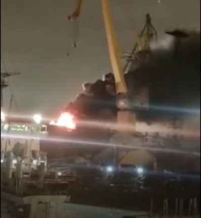 Trong các đoạn video và hình ảnh được đưa lên các mạng xã hội, có thể thấy khói đen bốc từ đám cháy trên tàu chiến của Nga, có thể quan sát được từ khoảng cách vài chục km.