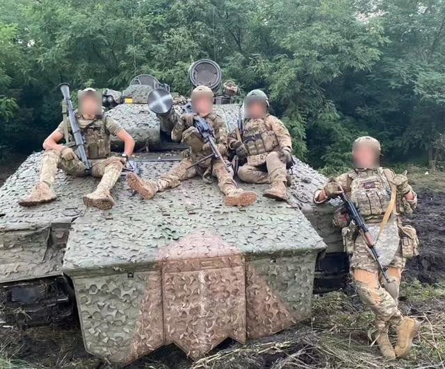 Nhưng lãnh đạo chính phủ và Quân đội Ukraine hiển nhiên không nghĩ vậy, họ không dễ dàng để những vùng đã giải phóng lại rơi vào tay Quân đội Nga; họ thà tiến chậm hơn, còn hơn để xảy ra việc tiếp tục mất lãnh thổ. Đồng thời thực hiện với ít tổn thất nhất có thể về quân số và trang bị.