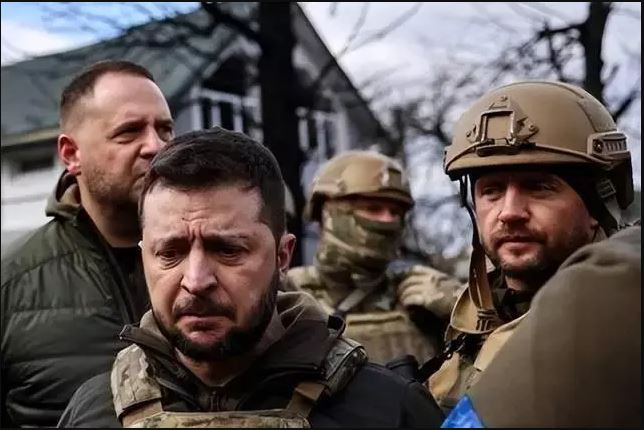 Tổng thống Ukraine Zelensky cũng bác bỏ những chỉ trích của phương Tây với Quân đội Ukraine đang tấn công toàn mặt trận. Tổng thống Zelensky cho rằng, việc tập trung toàn bộ lực lượng vào hướng Zaporozhye sẽ dẫn đến sự suy yếu của lực lượng phòng thủ trên các mặt trận khác, đồng thời Quân đội Nga có khả năng sẽ tái chiếm một số thành phố lớn. 