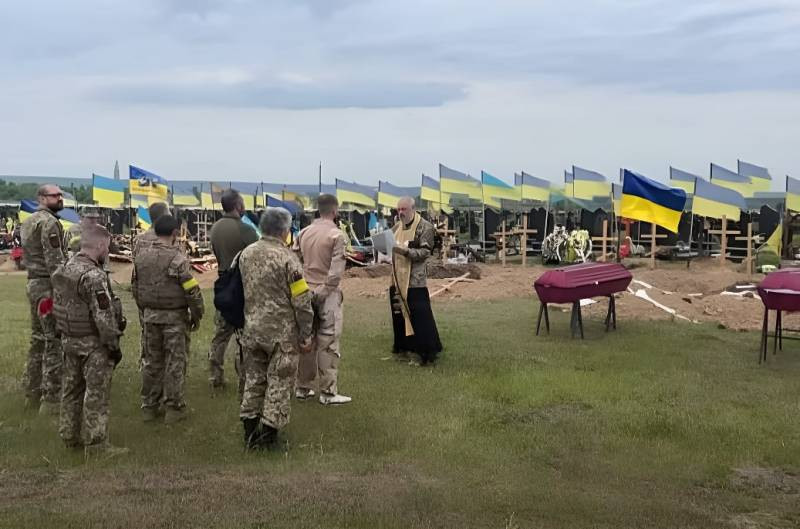 Tuy nhiên cần nhấn mạnh rằng, Ukraine sẽ sớm tổ chức tổng tuyển cử; nhưng ngay cả khi Tổng thống Zelensky có quyền hoãn tổng tuyển cử do tình hình thời chiến, thì điều này sẽ khiến Tổng thống Zelensky và đảng "Người hầu của nhân dân" của ông, phải chịu nhiều thiệt thòi. 