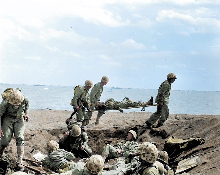 Trong ngày này, Sư đoàn 4 và 5 chưa tiến lên được 2 km vào bên trong hòn đảo trong khi Sư đoàn 5 phải chịu 1.500 thương vong và Sư đoàn 4 khoảng 2.000. Vào ban đêm, các tuần dương hạm và khu trục hạm thả pháo sáng soi rõ trận địa cho lính Mỹ và tiếp tục nã pháo vào nhiều mục tiêu trên đảo.