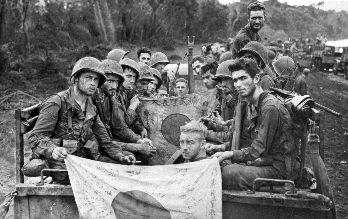 Đến trưa ngày hôm đó, Trung đoàn 28 thuộc Sư đoàn 5 đã tiến sâu thêm được 300 mét còn Sư đoàn 4 đã đến sân bay số 1, hoàn thành mục tiêu đã định. Quân khuyển cùng thủy quân lục chiến lên bờ đi tìm những nơi quân Nhật còn kháng cự.