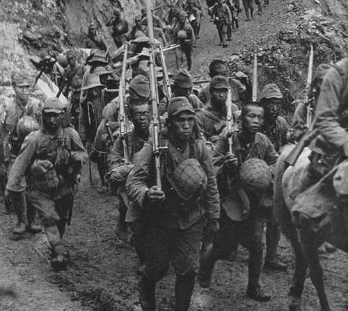 Viên đại tá chỉ huy quân trú phòng ở Suribachi đã xin chỉ huy đảo Kuribayashi thực hiện một cuộc tấn công tự sát nhưng bị từ chối tuy nhiên một số người lính vẫn tự ý rời bỏ vị trí để tham gia tấn công. Những cuộc chiến đấu vẫn tiếp tục diễn ra ác liệt ở từng địa đạo.