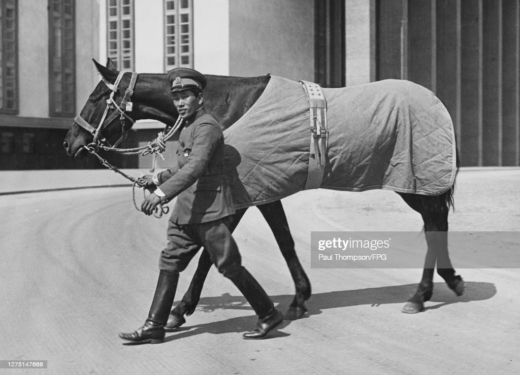 Trong số những lính Nhật tử trận tại Suribachi có trung tá Takeichi Nishi, người đã giành huy chương vàng môn cưỡi ngựa tại Thế vận hội mùa hè 1932 Los Angeles. Cái chết của ông giống như Kuribayashi sau này, vẫn là một điều bí ẩn. Có nhiều giả thuyết cho rằng ông bị lính Mỹ giết, tự sát hoặc chết trong khi chiến đấu. Sau khi chết, ông được truy phong quân hàm đại tá.