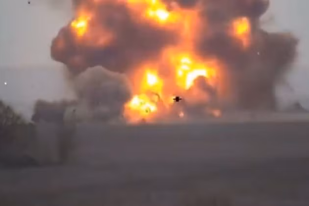 Cũng trong ngày hôm nay, Quân đội Ukraine lần đầu sử dụng tên lửa chống tăng Javelin của Mỹ phá hủy hai xe bọc thép của phía Ukraine. Một đoạn video của Ukraine thực hiện từ khu vực định cư Popasnaya đã xuất hiện trên mạng, người xem có thể thấy khoảnh khắc tên lửa Jevelin tiêu diệt 2 xe bọc thép.