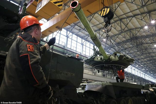 Ngoài ra, ngành công nghiệp xe tăng Nga hiện đang sản xuất 200 đến 250 xe tăng T-72B3 và T-90M mới mỗi năm. Thời gian gần đây, ngày càng nhiều xe tăng T-90M xuất hiện trên chiến trường. Vì vậy, nhiều khả năng Nga sẽ tiếp tục tấn công cho đến đầu mùa hè; khi đó, hiệu quả chiến đấu của họ rất có thể lại giảm xuống. 