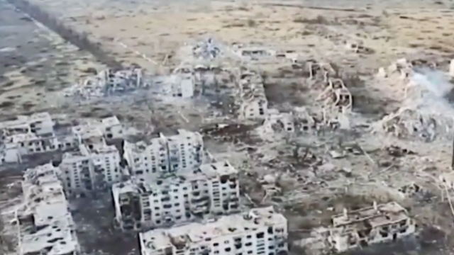 Một dự đoán khác là Nga buộc Ukraine phải rút lui ở vùng Donbass, từ đó làm suy yếu tiềm lực quân sự của Ukraine và khiến tinh thần của quân đội Ukraine bị tổn hại nghiêm trọng. Với việc phương Tây giao vũ khí ngày càng chậm và chủ yếu mang tính biểu tượng, người Ukraine sẽ ít có khả năng thu hồi những khu vực bị quân đội Nga tràn ngập trước đó. 