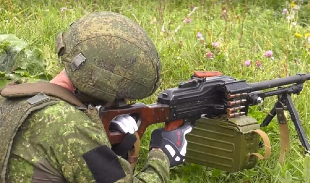 Quân đội Nga dường như bất lực trước chiến thuật mới này của Ukraine, nhất là việc Quân đội Nga đang thiếu quân, buộc phải chuyển một số lực lượng ở khu vực Kremina đến mặt trận Bakhmut để đề phòng Bakhmut sụp đổ. Nên nhớ thành phố này, Nga phải rất vất vả mới giành lại được; nhưng công sức của lính đánh thuê Wagner.