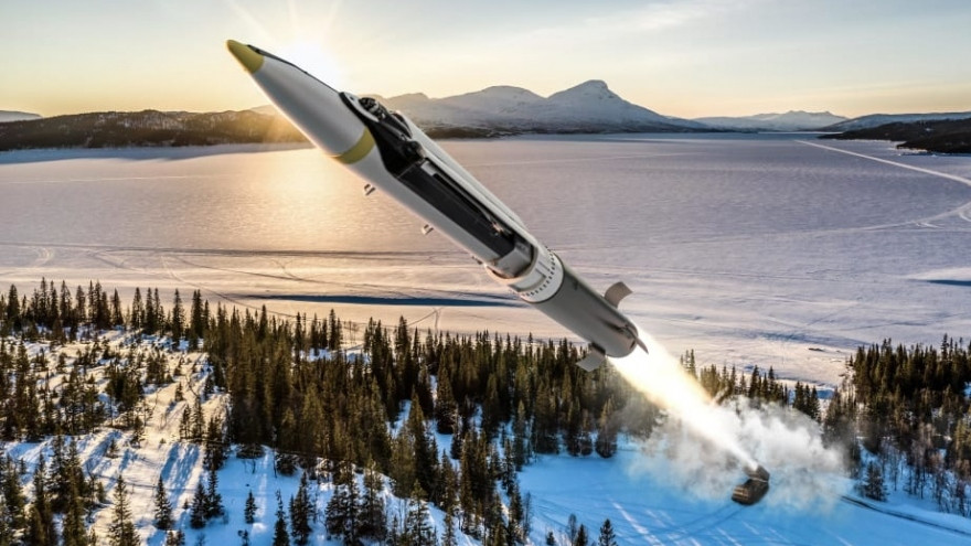 Ông Bill LaPlante cho biết, loại bom đường kính nhỏ phóng từ mặt đất (GLSDB) có nhiều vấn đề, nguyên nhân chính là tác động của tác chiến điện tử của Nga lên máy thu GPS của bom, dẫn đến độ chính xác của loại bom này bị giảm nghiêm trọng. Ngoài ra, Laplante còn chỉ ra việc Quân đội Ukraine sử dụng và bảo trì vũ khí không hiệu quả.