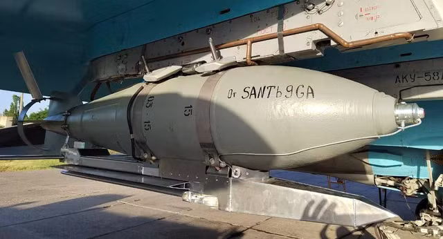 Đầu tiên người Nga lắp cánh lượn cho loại bom thường FAB-250, sau đó là FAB-500, rồi đến FAB-1500. Con “quái vật” khủng khiếp nhất trong bộ sưu tập của tổ hợp công nghiệp quân sự của Nga hiện nay là FAB-3000. Ngoài bom phá, thì bom chùm và bom nhiệt áp cũng được trang bị mô-đun cánh lượn UMPK.