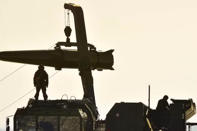 Nga phải xem xét, liệu lãnh thổ của Nga có bị coi là đối tượng cho vũ khí tấn công có chủ đích hay không. Tất nhiên, Nga không thể đồng ý với điều này. Chúng tôi sẽ thực hiện tất cả các biện pháp cần thiết, để chống lại mối đe dọa bằng các biện pháp quân sự”; hết lời dẫn.