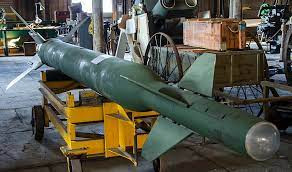 Để có khả năng xuyên qua lớp đất tốt hơn, đầu khoan của quả bom thường làm bằng các loại kim loại đặc biệt, có cường độ chịu lực rất cao, có thể phá vỡ các kết cấu bê tông của công trình ngầm, thậm chí là thép.