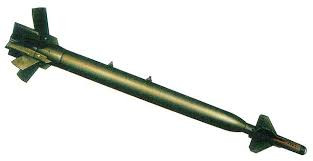 Trước hết, chúng ta hãy xem hình dạng của bom xuyên, hình dáng của loại bom này nhìn “mảnh mai” hơn so với các loại bom và tên lửa khác, đồng thời, vị trí đầu đạn cũng sắc nét hơn, để có thể dễ dàng xuyên qua lớp phòng thủ. Hiệu suất xuyên đất của bom là do chất liệu của đầu xuyên, cũng như lực xuyên của bom có mạnh hay không?