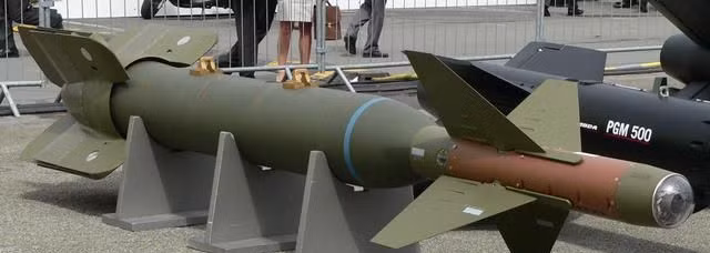 Vậy bom xuyên có cấu tạo như thế nào, để nó có thể xuyên sâu và phát nổ sau hàng chục mét thậm chí hàng trăm mét dưới lòng đất?