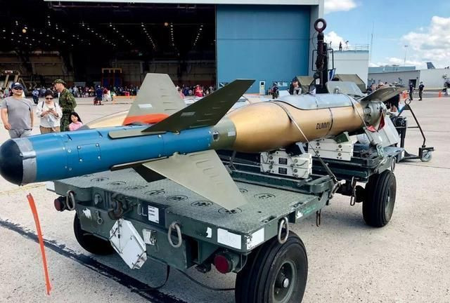 Để có thể tấn công hiệu quả các công trình ngầm của các quốc gia, bom xuyên đất đã được phát minh. Điểm khác biệt giữa loại bom này với các loại bom thông thường là chúng không phát nổ khi chạm đất, mà chỉ phát nổ sau khi đã xuyên xuống lòng đất ở độ sâu hàng chục đến hàng trăm mét, phá hủy trực tiếp các công trình ngầm nằm sâu dưới lòng đất.