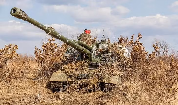 Loại đạn tăng tầm OΦ-61 có trọng lượng đạn 42,86 kg, chứa 7,8 kg thuốc nổ và tầm bắn tối đa 28,9 km. Ngoài ra, 2S19M2 cũng có thể bắn đạn dẫn đường bán chủ động bằng laser Krasnopol, với tầm bắn 22km. 