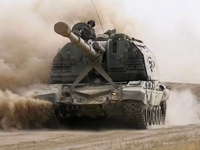 Pháo 2S19M2 sử dụng chung khung gầm với xe tăng T-80, được trang bị động cơ diesel làm mát bằng nước B-84A có công suất hơn 600 kilowatt và tốc độ tối đa 60 km/h (trên đường nhựa). Tuy nhiên do trọng lượng lớn, khả năng cơ động và khả năng sống sót trên chiến trường không tốt bằng một số loại pháo khác của Nga. 