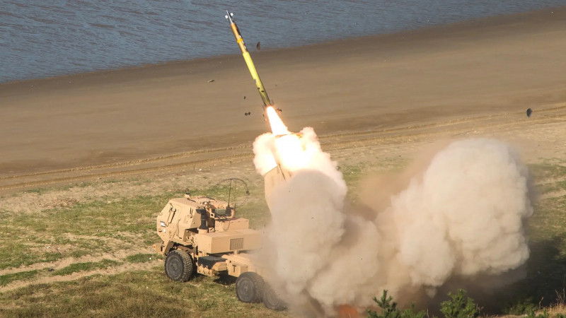 So sánh pháo phản lực HIMARS thì pháo 2S19M2 có tốc độ bắn không nhanh bằng (vì HIMARS là pháo phản lực phóng loạt MRLS). Ngoài ra, tổng trọng lượng của HIMARS chỉ bằng 1/4 so với 2S19M2, linh hoạt hơn 2S19M2 rất nhiều và khả năng sống sót trên chiến trường mạnh hơn. 