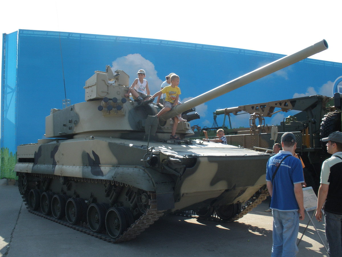 Điều gây ngạc nhiên cho giới quan sát, đó là súng cối tự hành 2S31 Vena lần đầu tiên xuất hiện vào năm 1997 tại Hội nghị &amp; Triển lãm quốc phòng quốc tế (IDEX) ở Abu Dhabi (UAE). Và sau đó hầu như không có tin tức gì về mẫu súng cối này. 