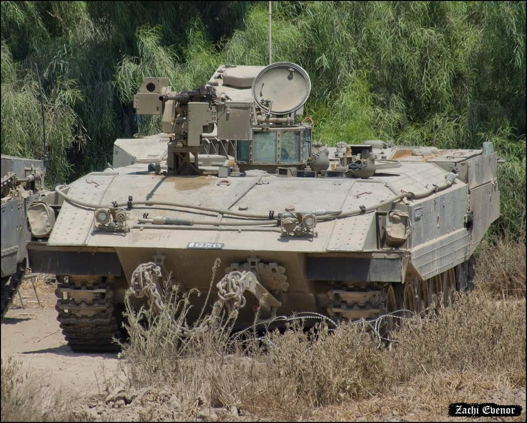 Ngoài ra, ba khẩu súng máy 7,62mm có thể được bố trí phía trên nóc xe, một trong số đó nằm phía trên cửa chỉ huy và hai khẩu còn lại nằm ở phía sau nóc xe. "Achzarit" có khả năng bảo vệ tuyệt vời và rất thích hợp để vận chuyển bộ binh. Tuy nhiên, hỏa lực yếu khiến việc hỗ trợ bộ binh trong các hoạt động tấn công gặp khó khăn. 