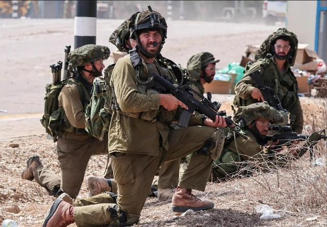 Đánh giá chung, xét về mặt trang bị, trình độ trang bị của Quân đội Israel, từ xe tăng chiến đấu chủ lực đến quân phục, vũ khí bộ binh đều tụt hậu so với các cường quốc quân sự lớn trên thế giới hiện nay; nhưng ở Trung Đông, họ vẫn là đội quân số 1, được coi là quân đội “Trung Đông bất bại”.