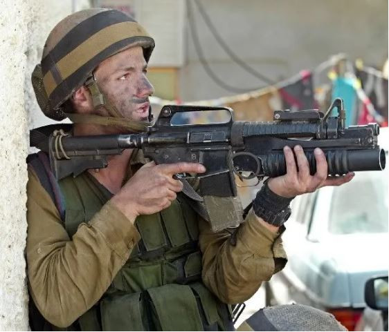 Quân đội Israel cho đến nay vẫn chưa phân phát quân phục ngụy trang trên quy mô lớn, quân phục màu xanh ô liu là quân phục mang tính biểu tượng của Quân đội Israel. 