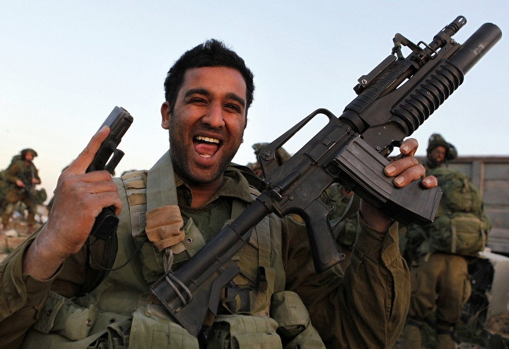 Các mẫu súng bộ binh được Quân đội Israel trang bị tương đối đa dạng, vẫn còn nhiều mẫu súng trường tiến công cũ như M16A2. Quân đội Israel bắt đầu trang bị loại súng bộ binh này vào năm 1983 và tiếp tục sử dụng cho đến ngày nay.