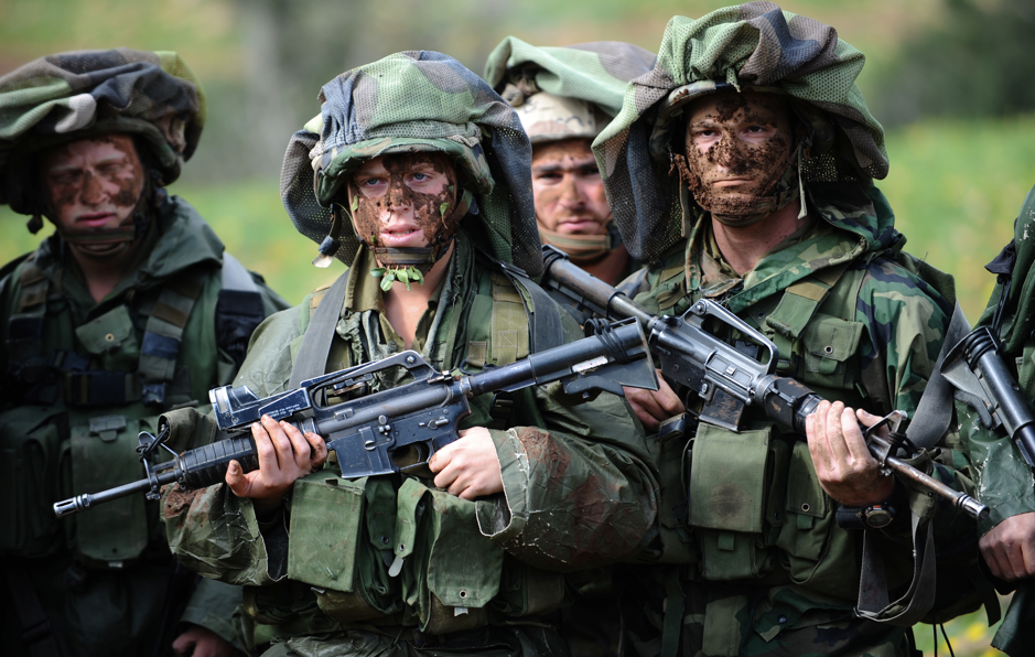 Một số người cho rằng Quân đội Israel không phân phối quân phục ngụy trang với số lượng lớn, vì quân phục ngụy trang không phù hợp với môi trường chiến trường ở Trung Đông. Nhưng trên thực tế, lực lượng đặc biệt của Israel có một số lượng nhỏ quân phục ngụy trang.