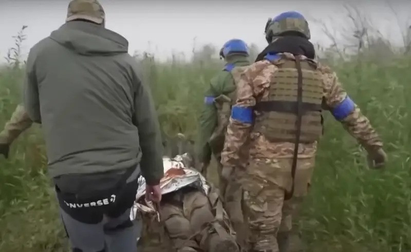 Tuy nhiên, trước khi RFAF tổ chức tấn công đột phá vào làng Konstantinople, các trận địa của quân Ukraine tại đây đã phải hứng chịu nhiều cuộc không kích dữ dội của lực lượng không quân chiến thuật Nga, khiến quân Ukraine tại đây thiệt hại nặng, do không có công sự kiên cố vững chắc.