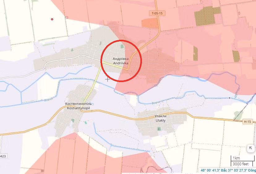 Cùng lúc đó, một số đơn vị của RFAF đã chiếm giữ những vị trí mới ở làng Andreyevka, nằm ở phía bắc Konstantinople, nơi được ví là chìa khóa của “hành lang Konstantinople”. Hiện nay, quân Nga đang kiểm soát khoảng 40% diện tích ngôi làng có giá trị chiến thuật rất cao này.