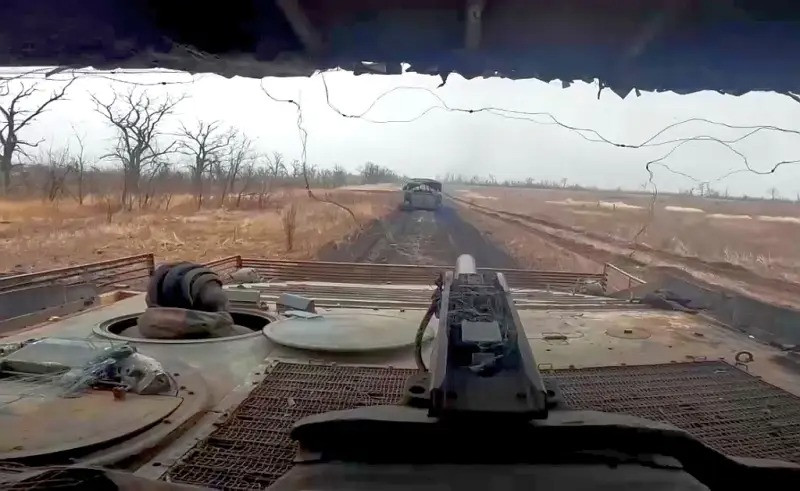 Kênh Kalibrated Maps xác nhận, tại làng Andriivka, quân Nga đang chiến đấu ở trung tâm của ngôi làng và đang tìm cách mở rộng mặt phía bắc của vòng vây bán phần, đang hình thành ở đây. Hiện thê đội 2 của quân Nga đang thọc sâu vào Andriivka, dần dần khép miệng túi phía tây Kurakhove, có thể bao vây ít nhất 1 lữ đoàn Ukraine.