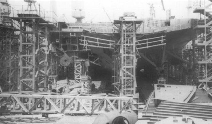 Lựa chọn duy nhất là bán xác con tàu đóng dở Ulyanovsk cho một công ty sản xuất thép của Mỹ với giá cao gấp ba lần giá thị trường. Kế hoạch của Mỹ là không để con tàu này rơi vào tay các đối thủ tiềm tàng, tuy nhiên họ lại “để lọt” chiếc Varyag, để Trung Quốc biến thành tàu sân bay Liêu Ninh hiện nay.