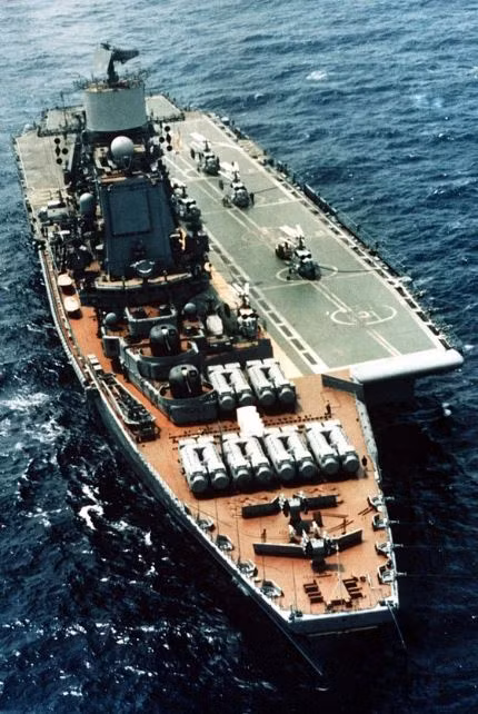 Chiếc tàu sân bay lớp Kiev cuối cùng được đưa vào sử dụng năm 1987 là chiếc Bacu, sau khi Liên Xô tan rã, được Nga đổi tên thành “Đô đốc Gorshkov”. Tuy nhiên nó đã gặp tai nạn vào năm 1994 và Nga không còn lựa chọn nào khác ngoài việc cho chiếc tàu này vào niêm cất. Nhưng “dịp may” đã đến, khi có khách hàng nước ngoài tỏ ý quan tâm đến con tàu này.