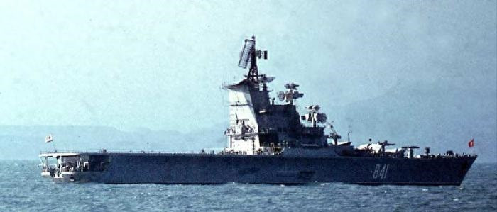 Năm 1962, tàu sân bay trực thăng lớp Moscow đầu tiên của Liên Xô đã hoàn thành công việc thiết kế và được hạ thủy vào năm 1965. Một năm sau, tàu sân bay trực thăng Leningrad theo mẫu y chang, cũng được hạ thủy. 