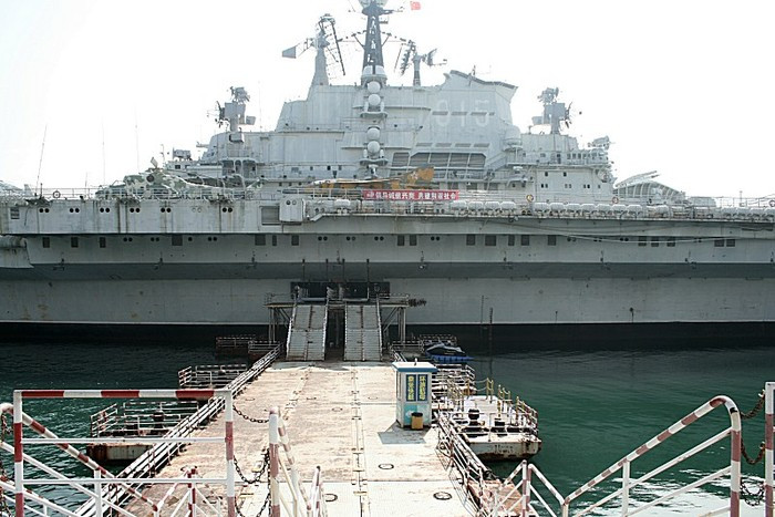 Khi bán hai con tàu trên, Nga yêu cầu hãng Daewoo không được sử dụng 2 tàu sân bay này vào mục đích quân sự. Tuy nhiên cuộc khủng hoảng tài chính năm 1997 ập đến, Daewoo cũng gặp khó khăn. Vì vậy, chiếc Minsk đã được bán cho Trung Quốc. Sau khi được các kỹ sư quân sự Trung Quốc “tầm sư học đạo”, chiếc Minsk đã được chuyển đổi thành một sòng bạc nổi. 