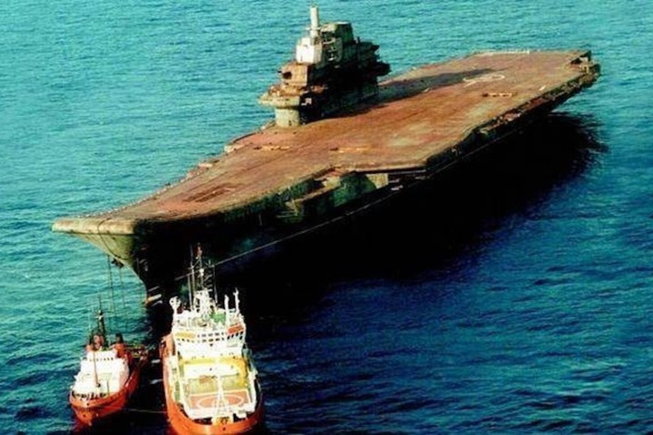Nhưng khi đó Ukraine đơn giản là không còn năng lực đóng mới tàu sân bay nên chỉ có thể rao bán làm phế liệu. Trung Quốc đã thông qua nhiều kênh khác nhau, mua được chiếc Varyag (chị em với tàu Kuznetsov của Nga hiện nay) và kéo về Trung Quốc để “làm sòng bạc”.