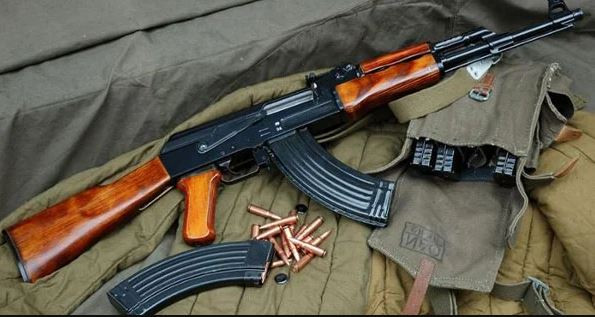 Nên nhớ hộp tiếp đạn của súng AK-47 chỉ có 30 viên và cơ số đạn chiến đấu của một người lính trong một trận chiến đấu chỉ là 120 viên (số đạn này được lắp vào 4 hộp tiếp đạn, 1 hộp lắp theo súng và 3 hộp mang theo người); nếu bắn với tốc độ lý thuyết, người lính sẽ hết đạn chỉ sau 12 giây.