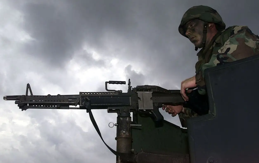 Vì vậy, trong quá trình huấn luyện, xạ thủ cần học cách bắn tiết kiệm đạn, làm sao vừa chế ngự hỏa lực địch, vừa duy trì bắn từ 3-5 điểm xạ ngắn, tức là tốc độ bắn của xạ thủ trên chiến trường tương đương với tốc độ 80-100 viên/phút.