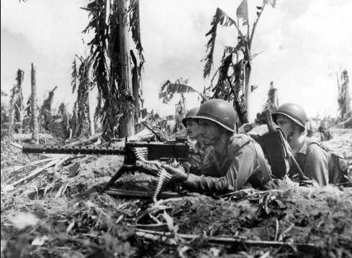 Với lợi thế có hộp tiếp đạn lớn hoặc dây đạn dài, xạ thủ súng máy có thể tạo màn hoả lực dày đặc liên tục, giúp chế áp đối phương, tạo điều kiện cho đồng đội cơ động.