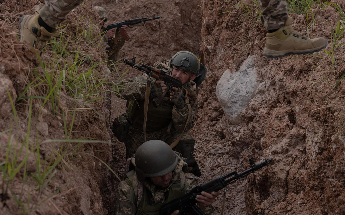 "Mặc dù quân đội Ukraine đang kiên quyết chống trả, nhưng Quân đội Nga vẫn tiếp tục tiến lên và đang dần tiếp cận gần thị trấn Sudzha. Lúc này, chỉ có quân dự bị và lòng quyết tâm mới có thể giúp quân Ukraine trụ vững”, Deep State viết.