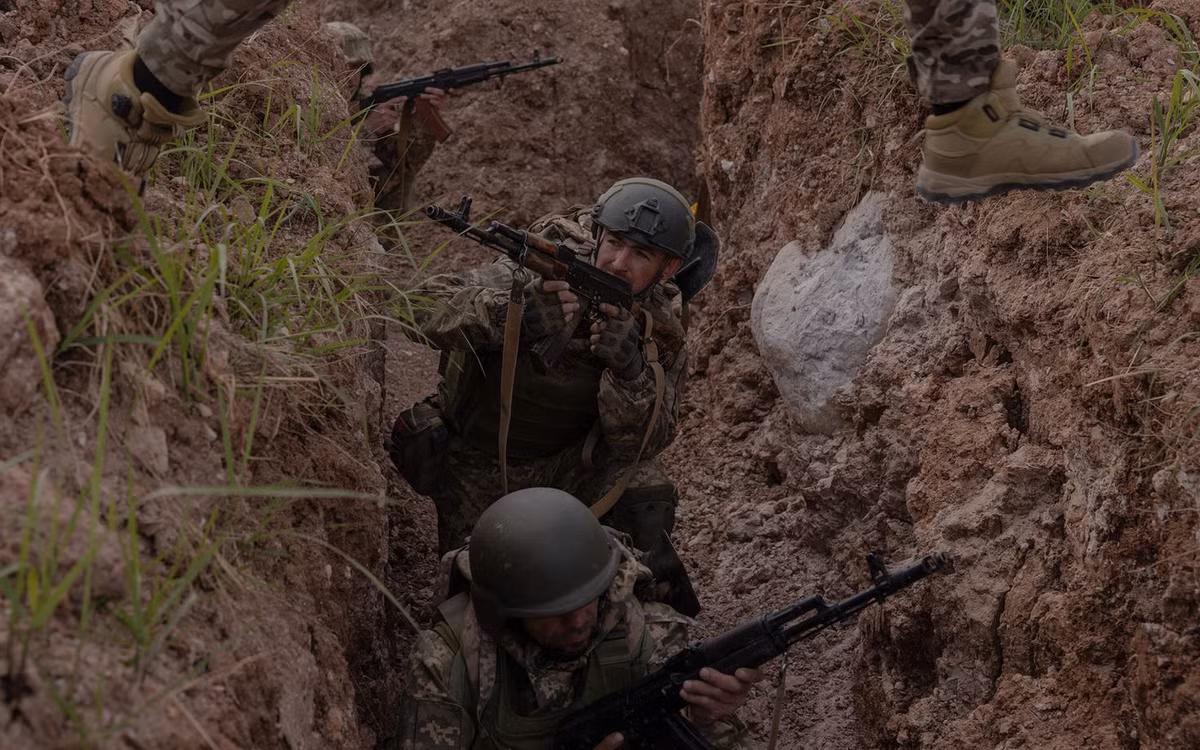 "Mặc dù quân đội Ukraine đang kiên quyết chống trả, nhưng Quân đội Nga vẫn tiếp tục tiến lên và đang dần tiếp cận gần thị trấn Sudzha. Lúc này, chỉ có quân dự bị và lòng quyết tâm mới có thể giúp quân Ukraine trụ vững”, Deep State viết.