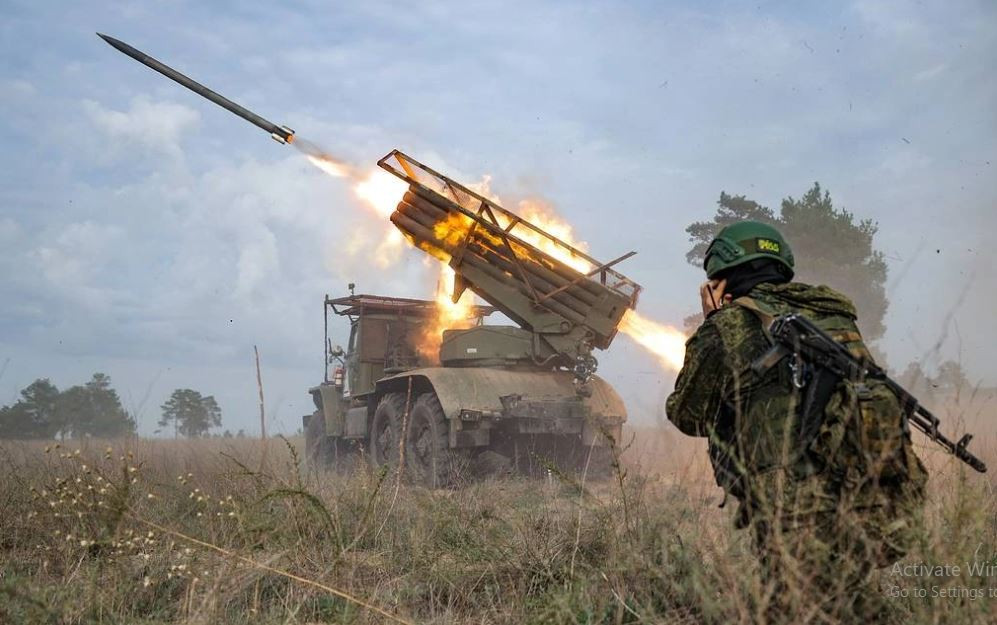 Kênh Deep State của Quân đội Ukraine cho biết, quân Ukraine đang tích cực sử dụng pháo phản lực phóng loạt tầm xa trong chiến đấu và họ ở đây không thiếu đạn pháo. Tất cả các bệ phóng đều được triển khai trận địa ở tỉnh Sumy. Nhưng do thời tiết xấu, UAV trinh sát khó tiến hành điều chỉnh hỏa lực và chỉ có thể áp dụng phương pháp bắn phá theo tọa độ bản đồ.