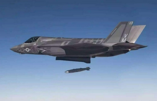 Trên thực tế, các loại vũ khí trang bị cho chiến đấu cơ F-35 thậm chí còn tốt hơn cả Su-57. Đặc biệt là phiên bản F-35 Block IV, nó sẽ có thể sử dụng nhiều loại bom và tên lửa mới, bao gồm cả bom hạt nhân B61-12.