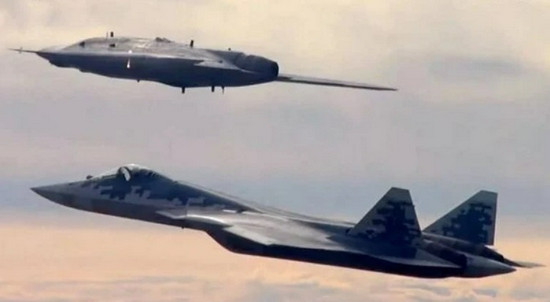 Trước đó đã có thông tin cho rằng, Su-57 cũng có kế hoạch phát triển phiên bản hai chỗ ngồi, để cho phép phi công thứ hai điều khiển máy bay không người lái tàng hình Hunter. Tuy nhiên, sau đó Nga đã làm rõ rằng, Su-57 mới vẫn sẽ áp dụng thiết kế một chỗ ngồi.