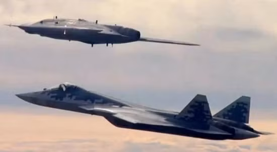 Trước đó đã có thông tin cho rằng, Su-57 cũng có kế hoạch phát triển phiên bản hai chỗ ngồi, để cho phép phi công thứ hai điều khiển máy bay không người lái tàng hình Hunter. Tuy nhiên, sau đó Nga đã làm rõ rằng, Su-57 mới vẫn sẽ áp dụng thiết kế một chỗ ngồi.